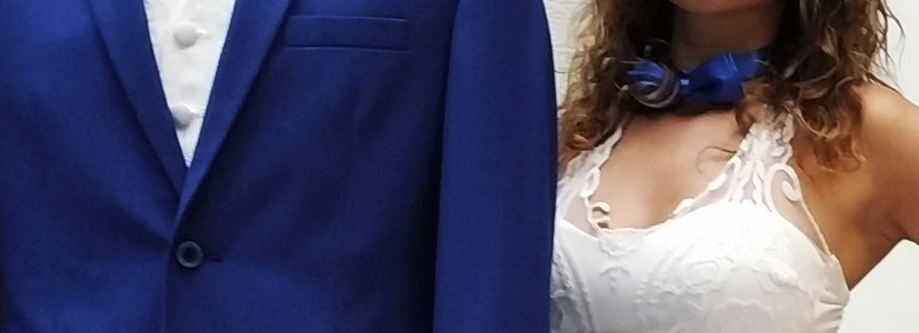 spoločenský modrý oblek JARA fashion ladí s doplnkami partnerky
